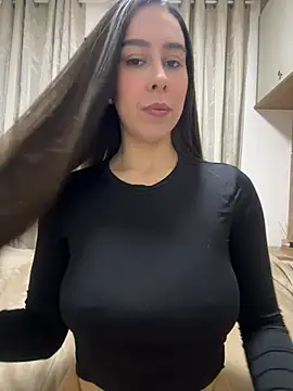 Larah_222's Live Chat Room