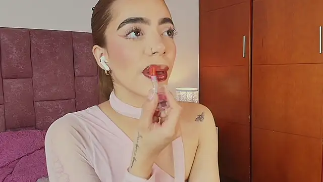 Violetta_Ficher Adlı Modelin Canlı Sohbet Odası