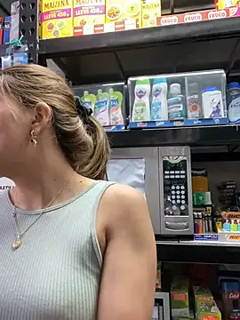 Andrea_19blonde – Naživo chatovacia miestnosť
