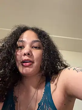 tastylolaaa's Live Chat Room