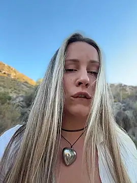 Mona_Plus – live chatrum