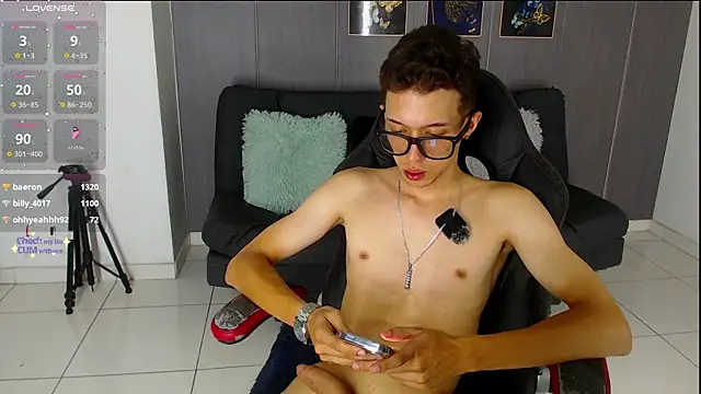skinny_bigcock02's Live Chat Room