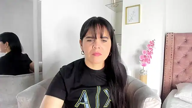 laura_hotties' Live Chat Room