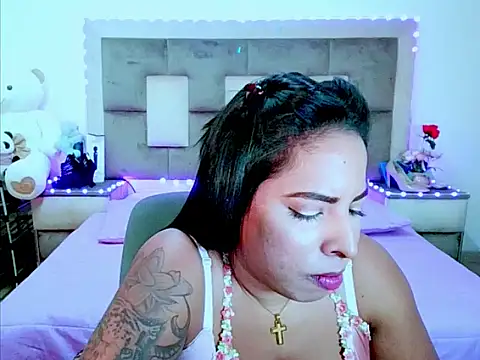 indiantopaz694u Adlı Modelin Canlı Sohbet Odası