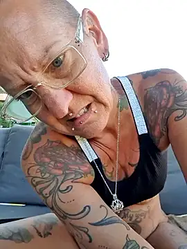 חדר צ'אט בשידור חי של Emma_Milf25