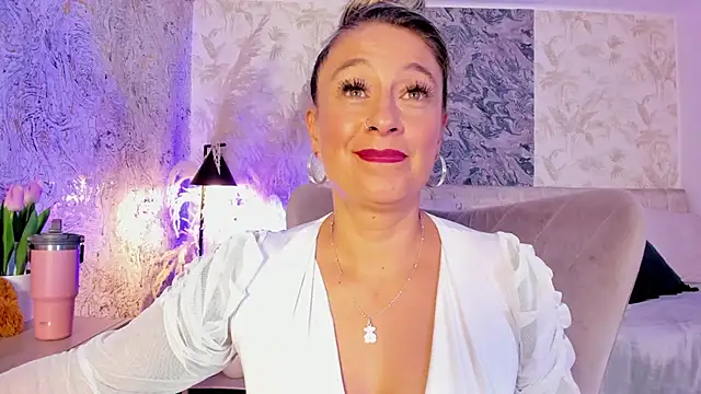 Liannaa_ – Naživo chatovacia miestnosť