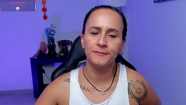 Sara_Charmy Adlı Modelin Canlı Sohbet Odası