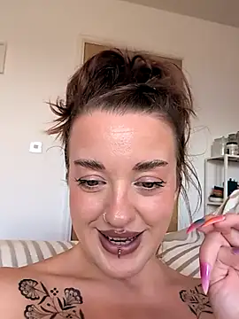 غرفة دردشة Petite_Juicy_Olive المباشرة
