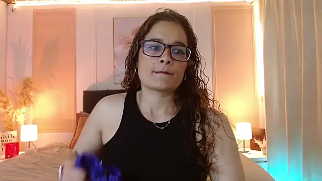 חדר צ'אט בשידור חי של Rose_Thompson1