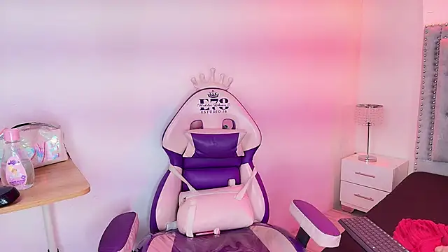 Lia_adamsss' Live Chat Room