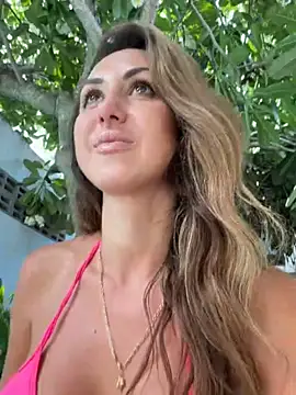Bella-Grace Adlı Modelin Canlı Sohbet Odası