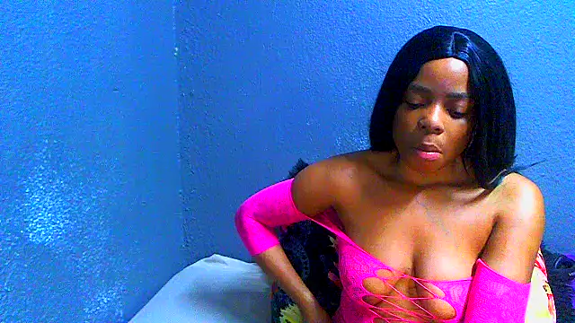 SMALLBOOBSXX Adlı Modelin Canlı Sohbet Odası