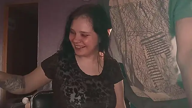 SweetPiggyx Adlı Modelin Canlı Sohbet Odası