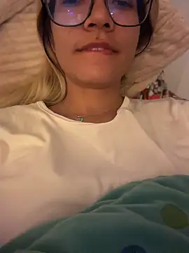 חדר צ'אט בשידור חי של Pretty_roxxyy