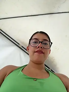 sara_calderon's Live Chat Room