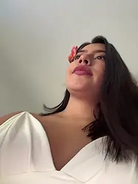 sara_calderon's Live Chat Room