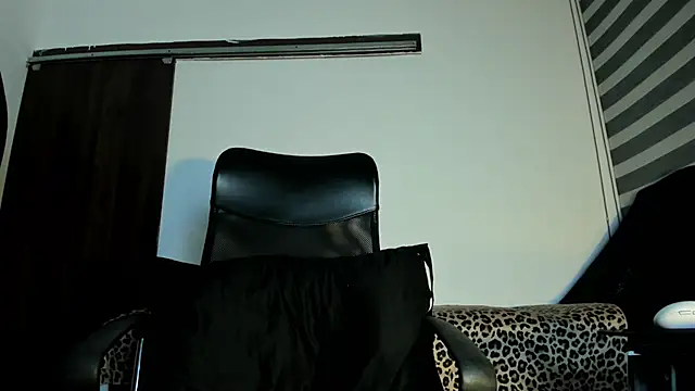 Pamela_Squirtt's Live Chat Room