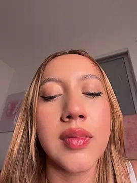 Rebe_ Adlı Modelin Canlı Sohbet Odası
