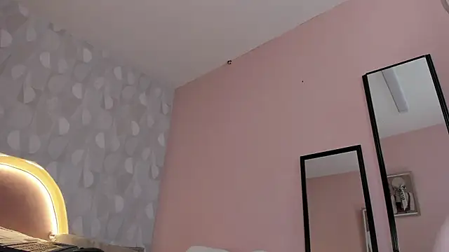 isabella_milf_'s Live Chat Room