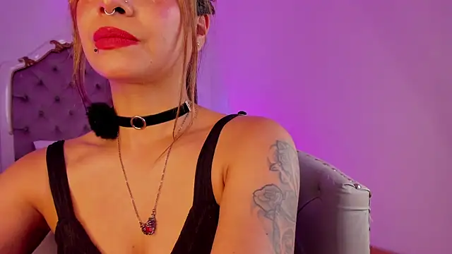 Yourwishisme_val élő chatszobája