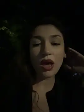 ScarletBloom_'s Live Chat Room