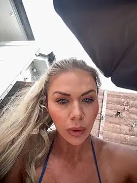 MIssJasminDoll élő szexkamerás műsora