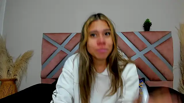 חדר צ'אט בשידור חי של Rachell_criss