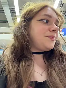 lucy-joy's Live Chat Room