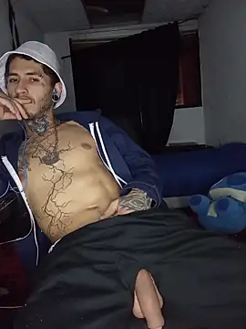 Tattoboy19cm Adlı Modelin Canlı Sohbet Odası
