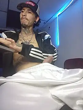 Tattoboy19cm Adlı Modelin Canlı Sohbet Odası