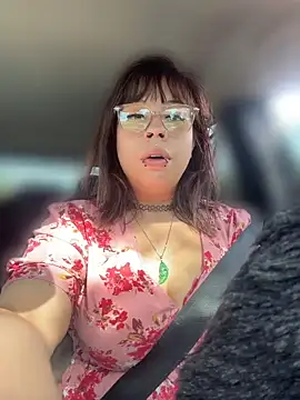غرفة دردشة moan4mona المباشرة