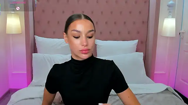 SaintLora Adlı Modelin Canlı Sohbet Odası