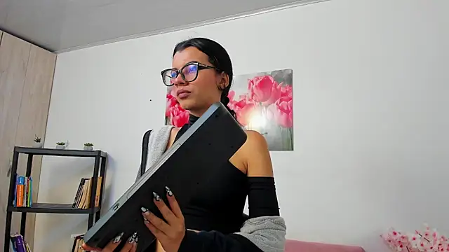 pinky_f00x Adlı Modelin Canlı Sohbet Odası