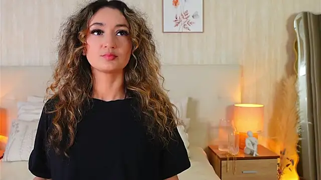 חדר צ'אט בשידור חי של ZamphyraNightt