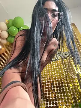 ElaRose_12's Live Chat Room