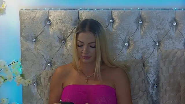 Izabellle02 élő chatszobája