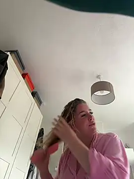 Rosalia_UK Adlı Modelin Canlı Sohbet Odası