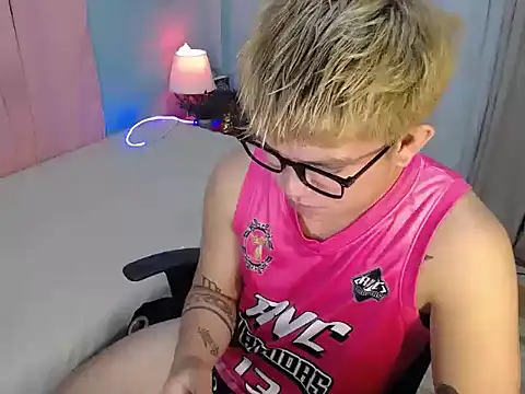 Seks show uživo modela Fuckboii_intown na kameri