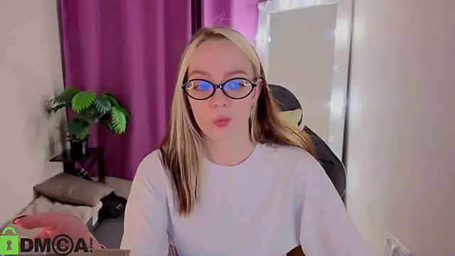 R0cket_bunny Adlı Modelin Canlı Sohbet Odası