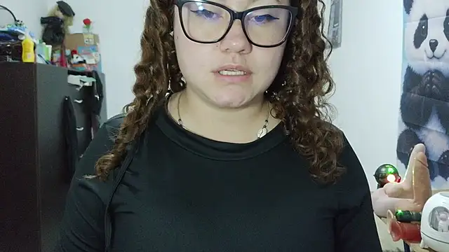 curly_greeneyed Adlı Modelin Canlı Sohbet Odası