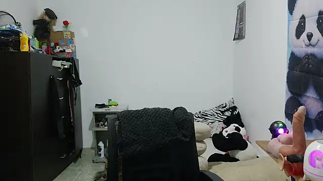 curly_greeneyed live-chat rom