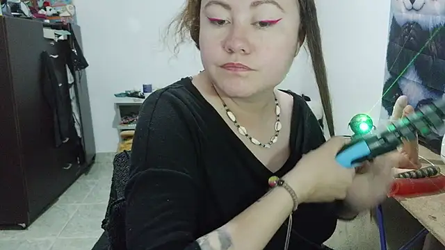 curly_greeneyed Adlı Modelin Canlı Sohbet Odası