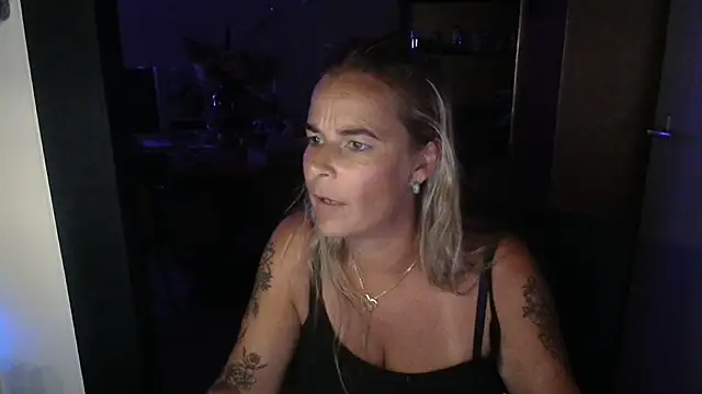 xMystiqueMavenx чат на живо