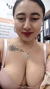 _Sarah-Office1 – live chatrum