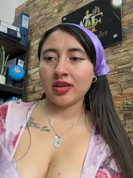 _Sarah-Office1 Live Chatraum