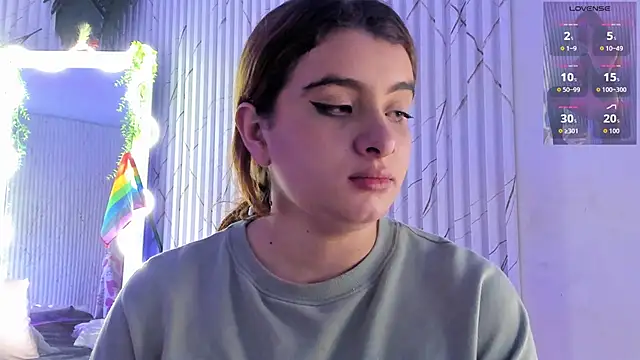 Naomy_tay1's Live Chat Room