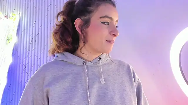 غرفة دردشة Naomy_tay1 المباشرة