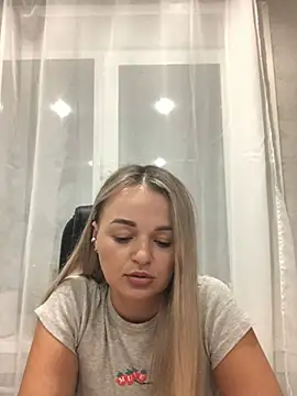 Seralunee's Live Chat Room