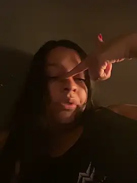 Chat soba uživo modela EverMore_
