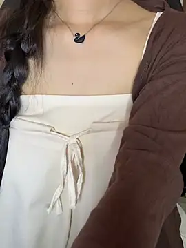 Yiyina_17's Live Chat Room
